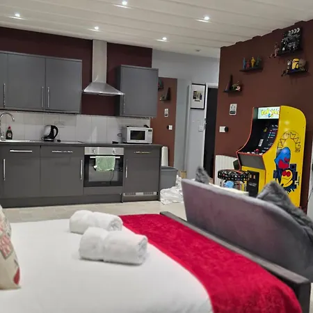 Victoria Loft - 1 Bedroom With Off Site Access