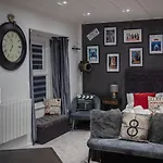 Victoria Loft - 1 Bedroom With Off Site Access *