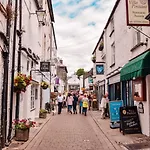 Victoria Loft - 1 Bedroom With Off Site Access *