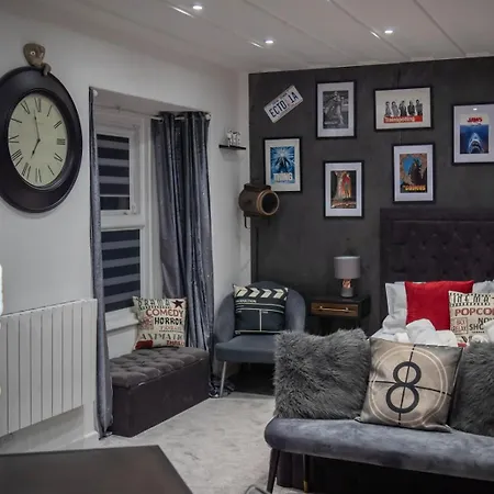 Victoria Loft - 1 Bedroom With Off Site Access *