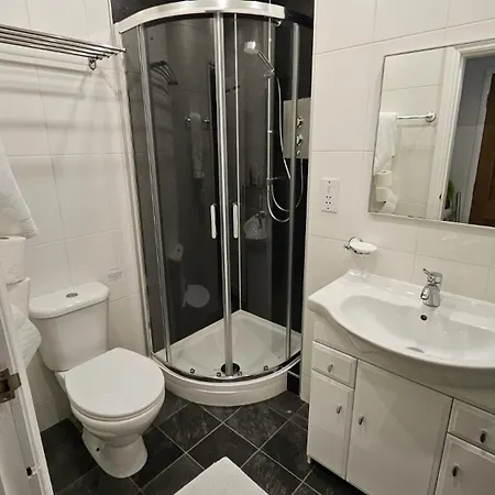 Victoria Loft - 1 Bedroom With Off Site Access *