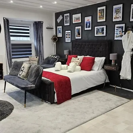 Victoria Loft - 1 Bedroom With Off Site Access Feriehus