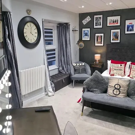 Victoria Loft - 1 Bedroom With Off Site Access